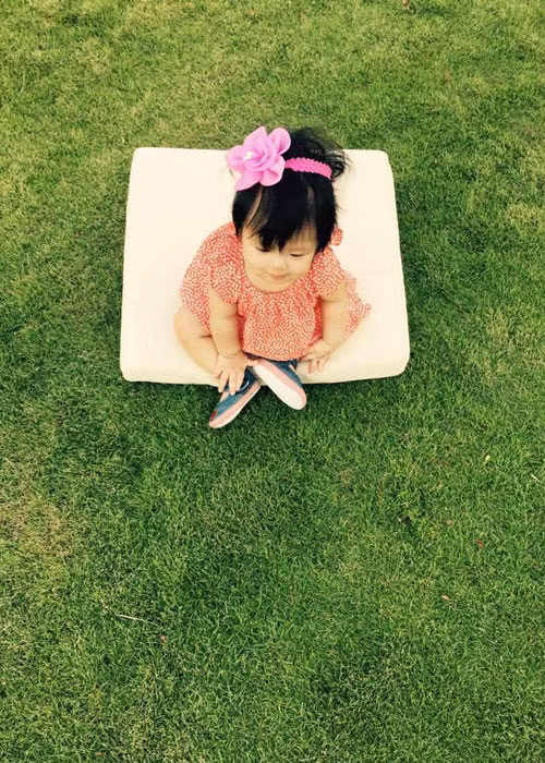 Sau khi cô con gái thứ ba chào đời, Bạch Dương quyết định nghỉ biên chế ở VTV để dành nhiều thời gian cho gia đình. Ảnh: FBNV