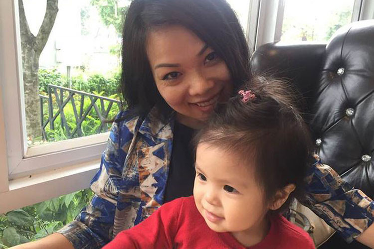 Hình ảnh hiếm hoi của Bạch Dương bên con gái út. Ảnh: Tienphong