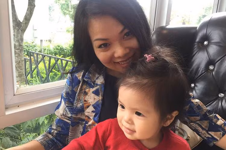 Hình ảnh hiếm hoi của Bạch Dương bên con gái út. Ảnh: Tienphong