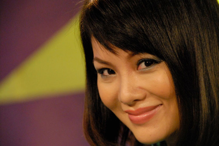 Sau khi đi làm, Bạch Dương và ông xã gặp lại nhau rồi yêu và đám cưới sau 2 năm hẹn hò. Ảnh: FBNV