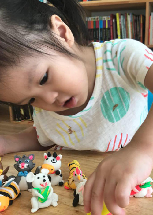 Bé Bebe vô cùng đáng yêu và nói tiếng Anh khá tốt nhờ thường xuyên nói chuyện với mẹ bằng tiếng Anh. Ảnh: FBNV