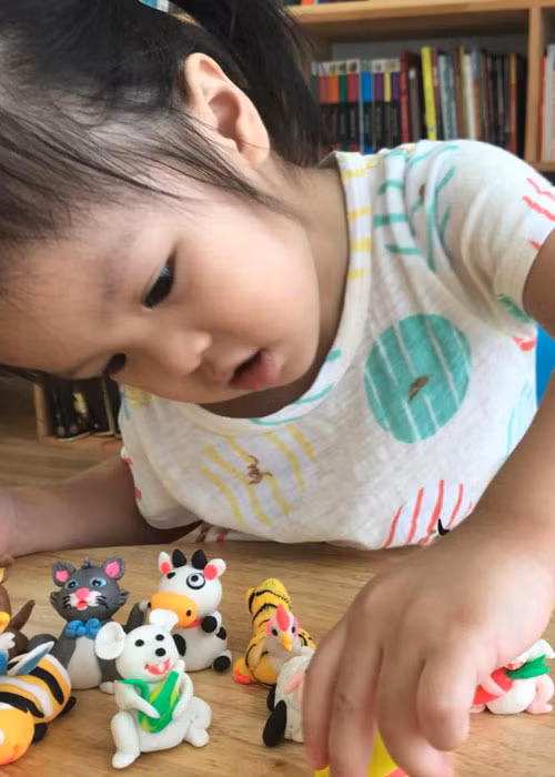 Bé Bebe vô cùng đáng yêu và nói tiếng Anh khá tốt nhờ thường xuyên nói chuyện với mẹ bằng tiếng Anh. Ảnh: FBNV