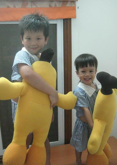 Bé Gà được nhận xét có nhiều nét giống bố trong khi bé Voi lại giống mẹ nhiều hơn. Ảnh: Pose