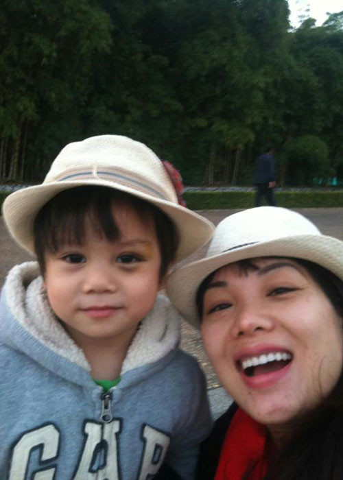 "Đến tận khi con lên cấp 2 rồi, số lần tôi đưa đón con đi học đếm trên đầu ngón tay", Bạch Dương tâm sự. Ảnh: FBNV