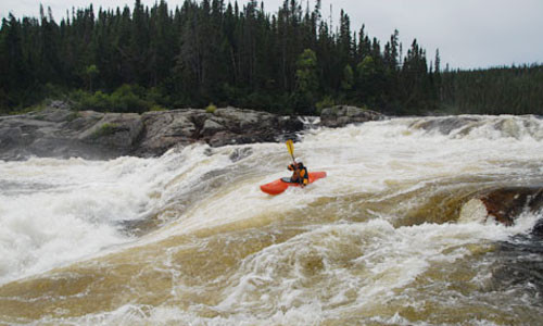 Chèo thuyền trên sông Magpie, Canada bạn như lạc giữa rừng thông xanh thẳm. Magpie bắt nguồn từ cao nguyên Labrador Newfoundland, chảy qua hàng trăm cây số rừng thông và đổ vào sông St Lawrence.