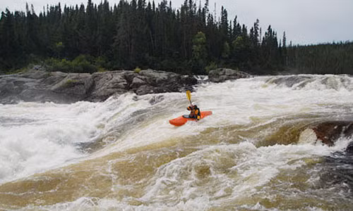 Chèo thuyền trên sông Magpie, Canada bạn như lạc giữa rừng thông xanh thẳm. Magpie bắt nguồn từ cao nguyên Labrador Newfoundland, chảy qua hàng trăm cây số rừng thông và đổ vào sông St Lawrence.