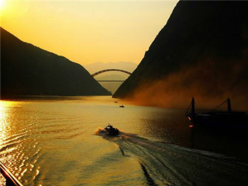 Nếu dám mạo hiểm đi bè trên sông Dương Tử ở Trung Quốc, bạn sẽ được thưởng thức các ngọn núi cao, ruộng bậc thang đẹp mắt và làng đá cổ xưa.