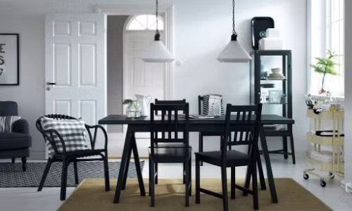 Tuyệt đối không kê bàn ăn đối diện cửa nhà vệ sinh vì nó dễ làm mất cảm giác ngon miệng. Ảnh: Ikea.