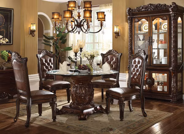 Ánh sáng chiếu thẳng từ trên cao xuống khu vực bàn ăn gây ảnh hưởng đến khẩu vị và trạng thái tinh thần của các thành viên trong gia đình. Ảnh: Photobucket.