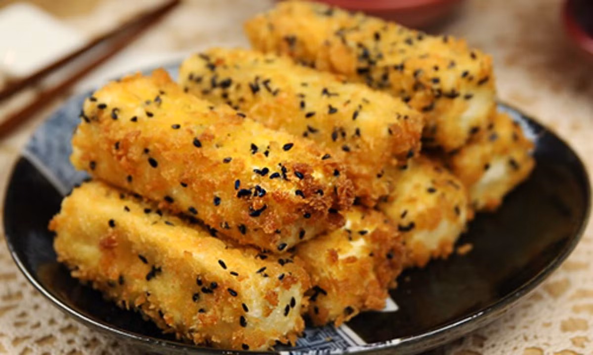 Đậu phụ vừng đen là món ngon nổi tiếng ở Nhật Bản. Đậu phụ được làm từ vừng đen xay nhuyễn, tạo đông từ tinh bột. Ảnh: Youtube.