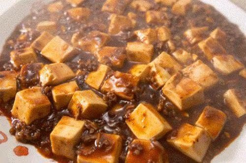 Đậu phụ thối có mùi thum thủm giống như mùi bắp cải hay phân bón mục rữa. Ảnh: Đời sống pháp luật.