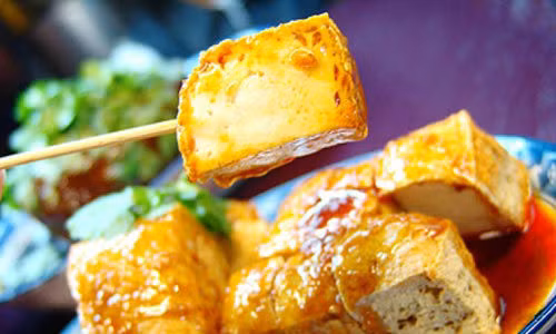 Nhắc đến đặc sản đậu phụ nổi tiếng thế giới không thể bỏ qua đậu phụ thối lên men của người Thượng Hải, Trung Quốc. Đây là một loại đậu phụ lên men khá nặng mùi, được bày bán ở khắp lề đường cho tới các nhà hàng ở Trung Quốc. Ảnh: Du lịch Đài Loan.