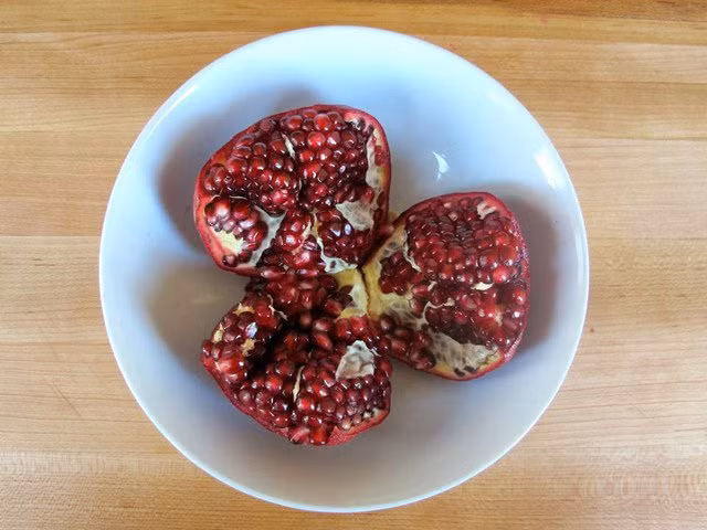 Bạn cũng có thể đặt một bát lựu trong phòng ngủ. Tuy nhiên, hãy đảm bảo trái lựu luôn tươi, đẹp mắt. Ảnh: Tori Avey. (Bài viết chỉ mang tính chất tham khảo, cung cấp nội dung mang tính trắc nghiệm vui cho bạn đọc)