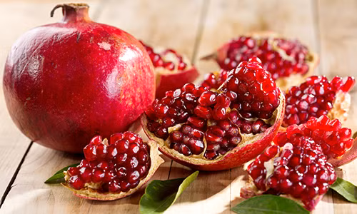 Một bức tranh về trái lựu với những hạt màu đỏ sẽ mang đến điều tốt lành cho gia chủ. Ảnh: Grand Voyage Italy.