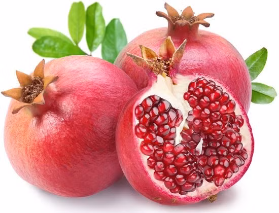 Những hạt lựu chín đỏ tượng trưng cho con đàn cháu đống. Vì vậy, vợ chồng mới cưới nên treo một cặp hình ảnh cây lựu trong phòng ngủ. Ảnh: Authority Nutrition.