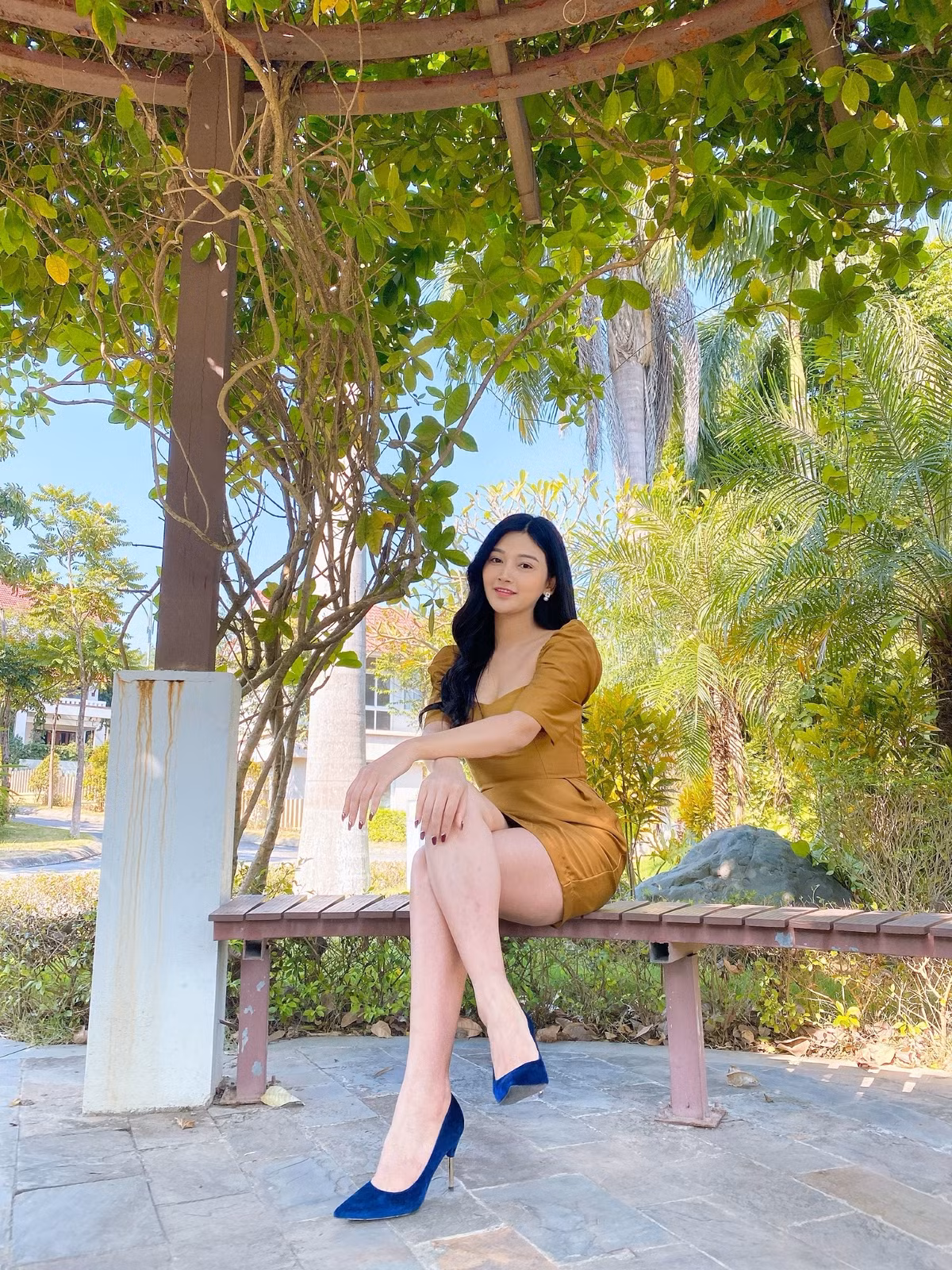 Sở hữu gương mặt lạnh lùng, kiêu kỳ cùng một chất giọng đanh đá, có lẽ vì thế nên Kiều Yến Ngọc luôn được dành đất diễn cho các vai phản diện như cô nàng đanh đá, thậm chí nham hiểm, độc ác như cô thư ký trong loạt phim sitcom trên youtube.