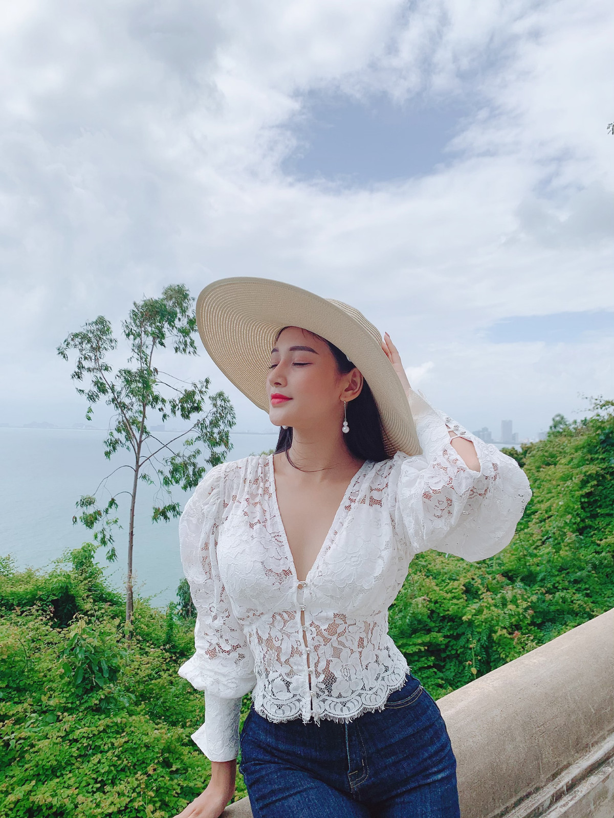 Xuất hiện trên phim đáng ghét bao nhiêu thì ngoài đời, hình ảnh thân thiện và gần gũi của cô nàng khiến khán giả không khỏi bất ngờ. Nhiều khán giả nhân xét Kiều Yến Ngọc đều nói: “Sao mình xem bạn trên phim ghê gớm thế mà ngoài đời lại hiền quá vậy”.