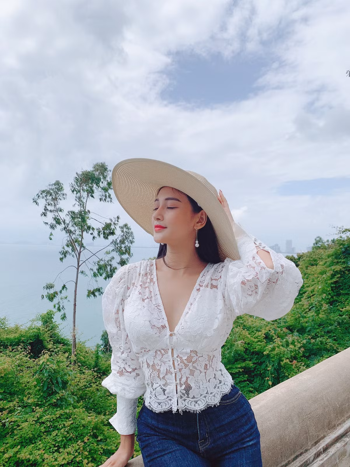 Xuất hiện trên phim đáng ghét bao nhiêu thì ngoài đời, hình ảnh thân thiện và gần gũi của cô nàng khiến khán giả không khỏi bất ngờ. Nhiều khán giả nhân xét Kiều Yến Ngọc đều nói: “Sao mình xem bạn trên phim ghê gớm thế mà ngoài đời lại hiền quá vậy”.