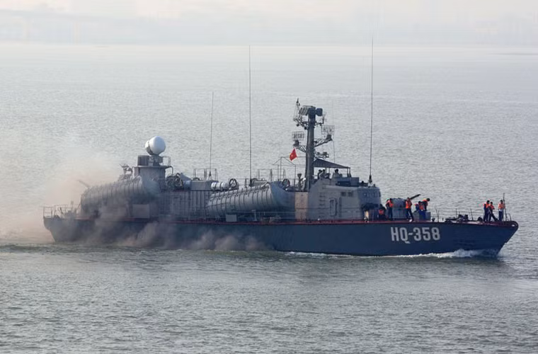 Theo đó, tàu tên lửa cao tốc Osa Project 205 thiết kế từ những cuối những năm 1950 được Hải quân Liên Xô dùng kết hợp với pháo và tên lửa bờ, máy bay mang tên lửa chống hạm để chống đổ bộ đường biển. Với nhiệm vụ đó, Osa chỉ cần có tốc độ cao, tên lửa uy lực mạnh, nhỏ gọn để ẩn núp và luồn lách, dễ vận hành để tăng số lượng khi cần phục vụ chiến thuật đánh bầy.