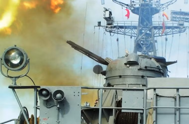 Tàu tên lửa Osa II cũng có hệ thống phòng không với hai bệ pháo cao tốc AK-230 (2.000 viên dự trữ) cùng hệ thống điều khiển hỏa lực MR-104 Rys. AK-230 đạt tốc độ bắn tới 2.000 phát/phút có thể đối phó đánh chặn tên lửa chống hạm của đối phương.