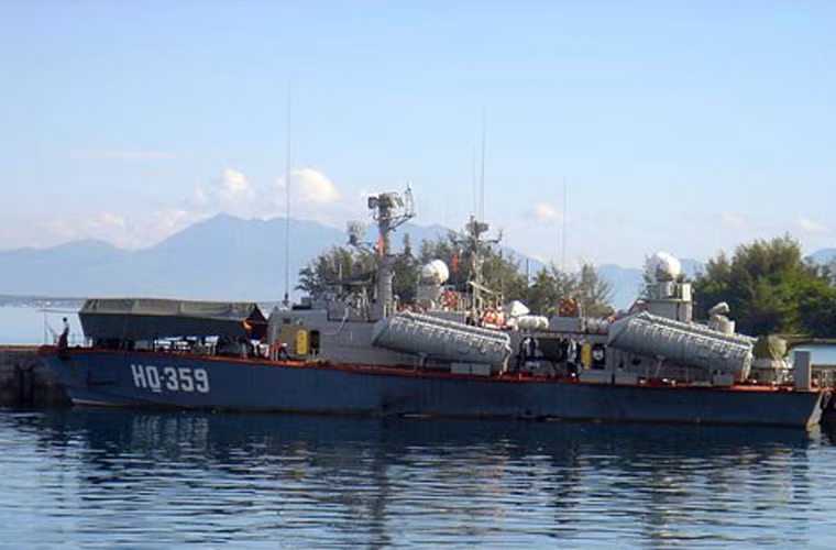 Đánh ven bờ nên tàu tên lửa Osa có sự hỗ trợ từ các hệ thống trinh sát mục tiêu trên không, trên biển và trên bờ nên tàu không cần trang bị hệ thống khí tài trinh sát mạnh. Khả năng đi sóng, hành trình dài cũng không phải là tiêu chí cần thiết với loại tàu chống đổ bộ gần bờ.