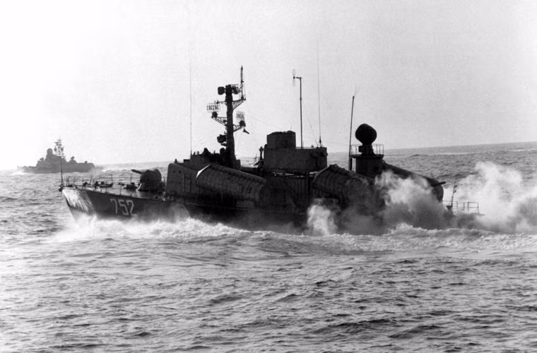 Nó có lượng giãn nước toàn tải 235 tấn, dài 38,6m, rộng 7,64m, mớn nước 1,73m. Với 3 máy diesel công suất 5.000 mã lực, con tàu có thể bơi với tốc độ tối đa đến 42 hải lý/h. Tốc độ đó là rất phù hợp với chiến thuật "đánh nhanh - chuồn thẳng" của tàu tên lửa Osa II.