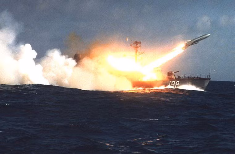  Tàu tên lửa Osa II (Project 205U) là chiến hạm có trang bị tên lửa hành trình thứ hai của Hải quân Nhân dân Việt Nam (loại đầu là Project 183P Komar có mặt từ những năm 1970). Dù đã có tuổi đời gần nửa thế kỷ, tuy nhiên đối với nhiệm vụ chính của Osa II khi được thiết kế thì nó vẫn có hiệu quả cao trong việc bảo vệ bờ biển Việt Nam.