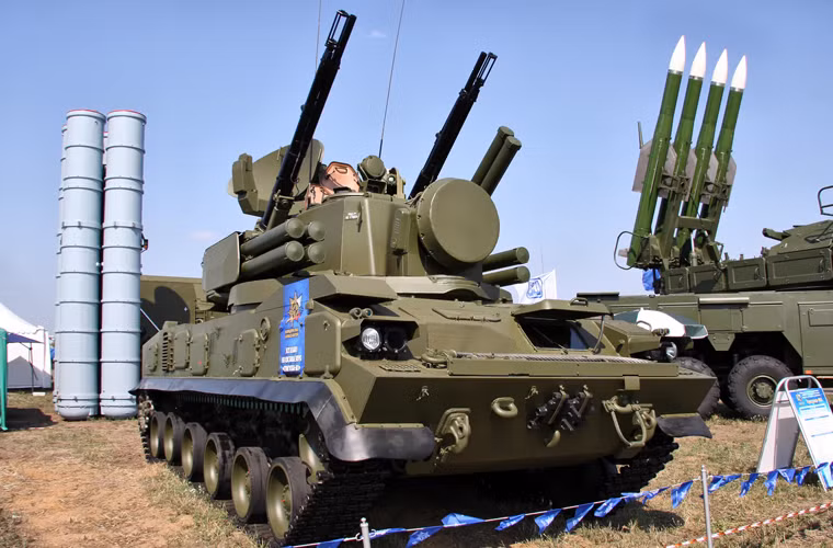 Một tiểu đoàn Tunguska (theo biên chế của Liên Xô, tương đương với một hệ thống chiến đấu) gồm 6 xe 2S6 và 3 xe tải hậu cần cùng các xe bảo trì, sửa chữa... Xe chiến đấu 2S6 sử dụng khung gầm xe bánh xích GM-352, tuy nhiên phiên bản 2S6M1 xuất khẩu cho Myanmar dùng khung gầm cải tiến GM-5975.