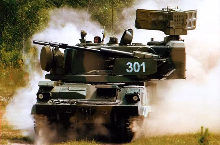 Hệ thống Tunguska có thể vừa bắn bằng pháo 30 mm vừa di chuyển. Khi bắn tên lửa, nó phải đứng yên vì tốc độ tối đa của mục tiêu có thể lên tới 500 m/s.