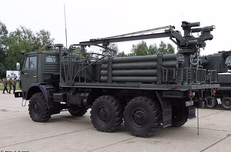 Về tên lửa, Tunguska M1 được trang bị 4 đạn tên lửa 9M311-M1 có tầm bắn tới 10km, tốc độ bay 900m/s, sử dụng hệ thống dẫn đường vô tuyến lái bán tự động (SACLOS). Ảnh: Xe tiếp đạn chở các ống phóng chứa đạn 9M311-M1 của hệ thống phòng không 2K22M1 Tunguska M1.