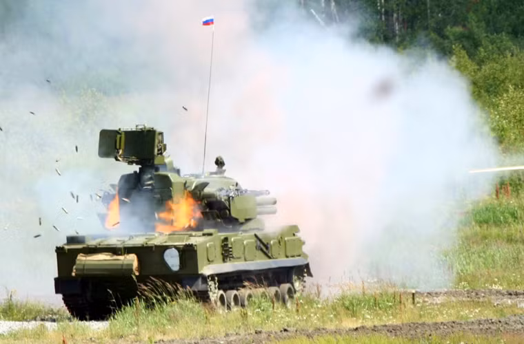 Khi cần, pháo thủ có thể hạ nòng bắn thẳng mục tiêu mặt đất với góc hạ xuống tới -10 độ, trang bị đạn phá giáp.