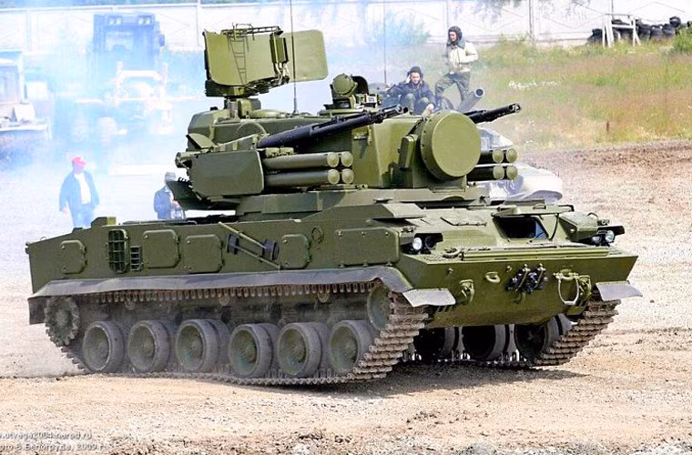 Hệ thống pháo - tên lửa phòng không tự hành Tunguska được vận hành bởi kíp chiến đấu 4 người. Trong đó có 3 người (chỉ huy, pháo thủ, sĩ quan điều khiển radar) ngồi gọn trong tháp pháo 2A40 rất lớn. Trong khi lái xe ngồi ở phía trước bên trái thân xe, với một thiết bị phát điện hỗ trợ khởi động (APU) turbin khí ở bên phải lái xe và một động cơ ở phía sau thân xe.