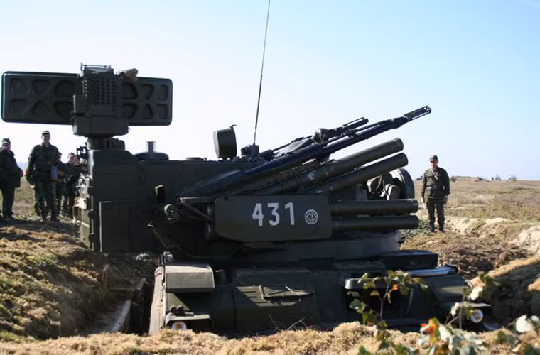 Hệ thống phòng không Tunguska M1 được trang bị radar anten parabol bắt mục tiêu ở dải sóng E đặt sau tháp pháo (tầm phát hiện tới 38km, bắt mục tiêu bay thấp tới 15km) và radar theo dõi đơn xung đặt trước tháp pháo 1RL144. Ngoài ra, còn có hệ thống phân biệt địch - ta 1RL138.