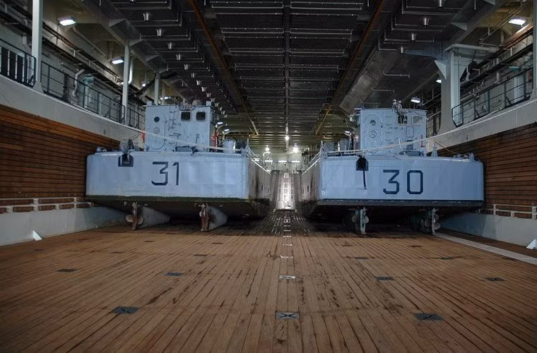 Trong ảnh là hai tàu đổ bộ nhỏ bên trong khoang đáy Tonnerre.