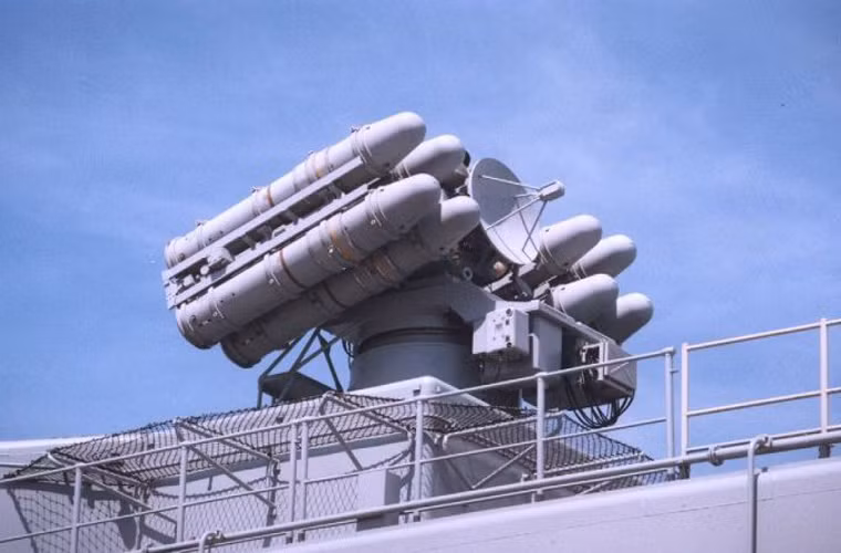 Một bệ tên lửa phòng không Crotale CN2 có tầm bắn từ 11-16km.