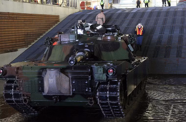 Tonnerre chở được 59 phương tiện bọc thép (bao gồm 13 chiếc xe tăng chiến đấu AMX-56 Leclerc) hoặc nguyên một tiểu đoàn 40 xe tăng AMX-56. Ngoài loại tăng Pháp, con tàu có thể đáp ứng chở nhiều loại xe tăng khác. Trong ảnh là xe tăng M1 Abrams của Mỹ bên trong tàu Tonnerre.