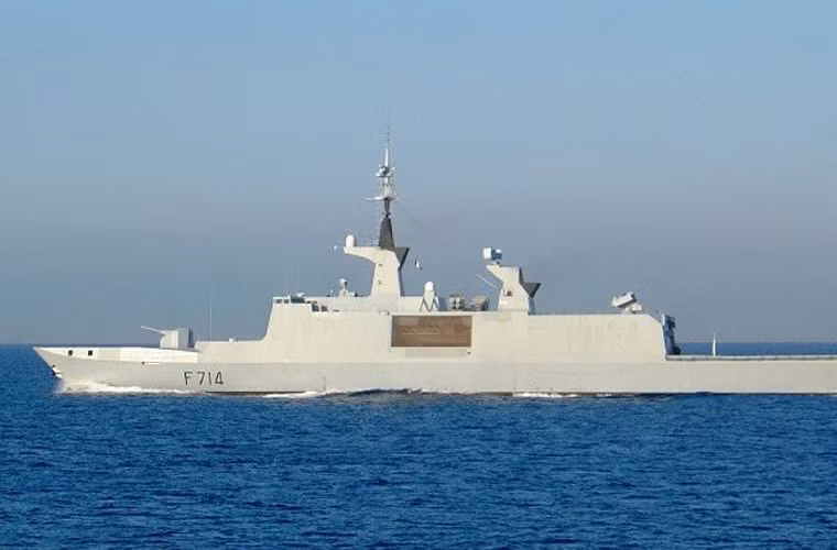 Dù có lượng giãn nước rất lớn, nhưng con tàu chỉ cần 70-80 thủy thủ vận hành. Điều đó cho thấy rõ mức độ tự động hóa cực cao của La Fayette.