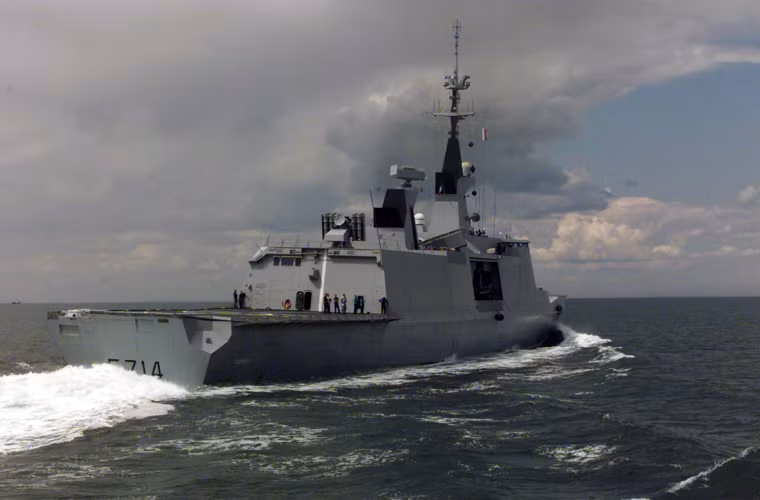 Đuôi tàu chở được một trực thăng chống ngầm Panther hoặc NH-90.