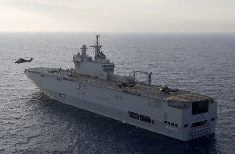 Tàu có khả năng chở 16 trực thăng hạng nặng hoặc 35 trực thăng hạng nhẹ (trực thăng vận tải, chiến đấu). Boong phóng máy bay có diện tích 6.400m2 đáp ứng yêu cầu hạ cánh của 6 trực thăng cùng lúc.