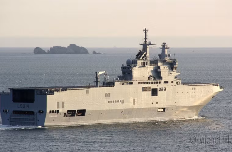Tàu đổ bộ Tonnerre sắp tới Biển Đông có lượng giãn nước toàn tải 21.300 tấn, dài 199m, rộng 32m, mớn nước 6,3m.
