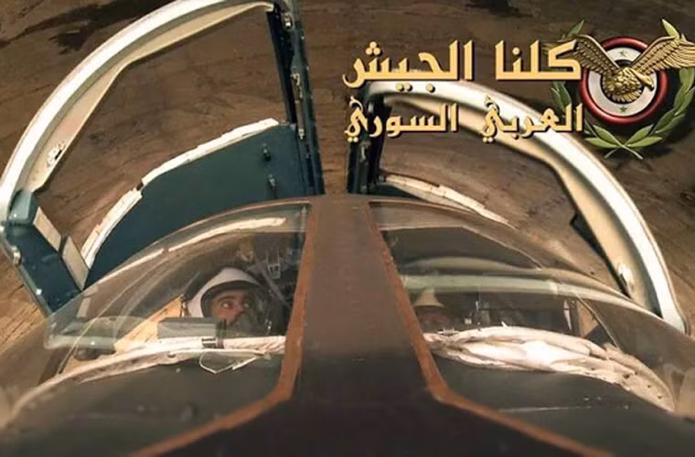 Phi công chuẩn bị cho một phi vụ không kích bằng Su-24MK.