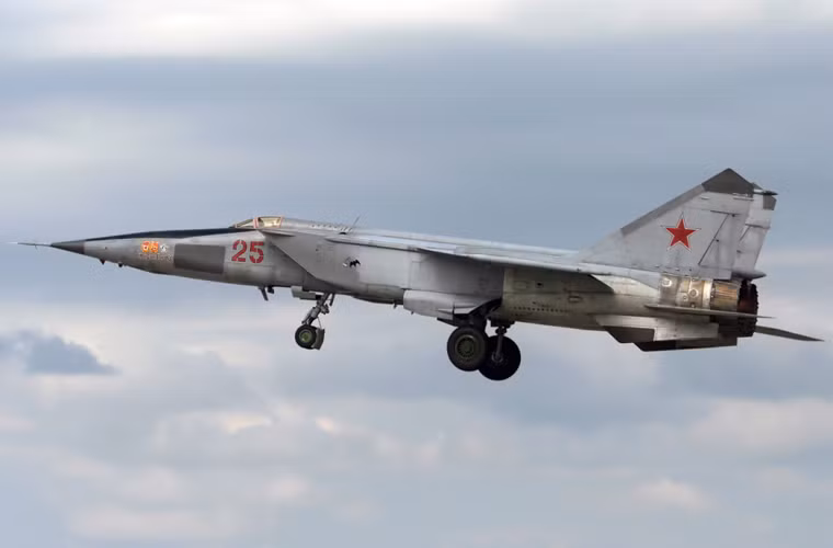 Ngoài các tiêm kích MiG-21, MiG-23, MiG-29, Không quân Syria còn có trong biên chế một trong những loại tiêm kích đánh chặn nhanh nhất thế giới từng khiến Mỹ, Israel phải khiếp sợ suốt những năm 1970. Đó là tiêm kích đánh chặn MiG-25 danh tiếng do Liên Xô phát triển. Năm 1971, một chiếc MiG-25 đã xâm nhập không phận Israel và thực hiện một cuộc dạo chơi “vô tiền khoáng hậu”. Khi đó, toàn lực lượng phòng không Israel đã không làm cách nào cách nào ngăn chặn được tốc độ “vô đối” của MiG-25. Trở lại Syria, vậy số MiG-25 được cho là lên tới 40 chiếc của nước này giờ ở đâu?