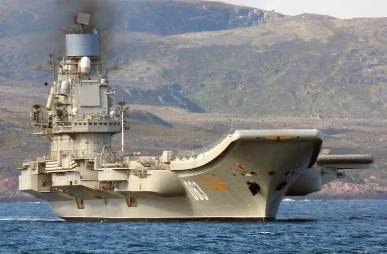 Tàu sân bay Đô đốc Kuznetsov trang bị 8 nồi hơi sản sinh tổng công suất 200.000 mã lực và một dàn động cơ phụ trợ cho tốc độ đạt 54km/h, tầm hoạt động 15.700km, dự trữ hành trình 45 ngày. Tuy nhiên, hệ thống động lực của tàu được đánh giá là tồn tại nhiều nhược điểm, không đáng tin cậy, khiến mỗi lần ra biển phải có tàu kéo đi cùng.