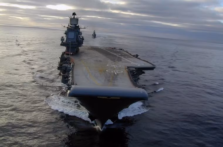 Sân bay trên tàu thiết kế với boong phóng kiểu nhảy cầu, không cần máy phóng thủy lực.