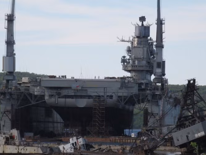 Tương lai gần, Hải quân Nga có kế hoạch thay thế tiêm kích hạm Su-33 bằng tiêm kích hạm thế hệ mới MiG-29K. Theo một số nguồn tin, sau khi trải qua hiện đại hóa tàu, Đô đốc Kuznetsov mang được tổng cộng 28 chiếc MiG-29K.