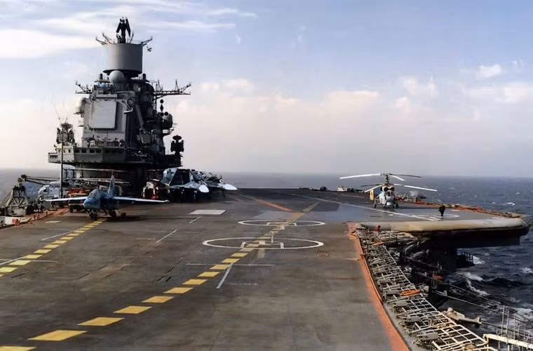 Ngoài khả năng chở máy bay, điều khiến người Nga coi Đô đốc Kuznetsov là tàu tuần dương hạng nặng đó chính là hỏa lực cực mạnh trang bị cho tàu. Ở giữa 2 đường băng phóng máy bay trên tàu là khu vực đặt 12 ống phóng thẳng đứng chứa tên lửa hành trình chống tàu siêu thanh P-700 Granit (tầm bắn 700km, có thể mang đầu đạn hạt nhân).