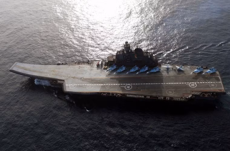 Tàu Đô đốc Kuznetsov có lượng giãn nước tiêu chuẩn 43.000 tấn, lớn nhất là 61.390 tấn, dài 305m, dài 72m, mớn nước 10m, thủy thủ đoàn 1.690 người.