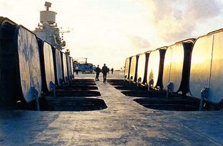 Với 12 tên lửa P-700 Granit, Đô đốc Kuznetsov có thể hủy diệt cả nhóm tàu sân bay Mỹ. Trong ảnh là nắp ống phóng chứa tên lửa P-700 được mở ra.