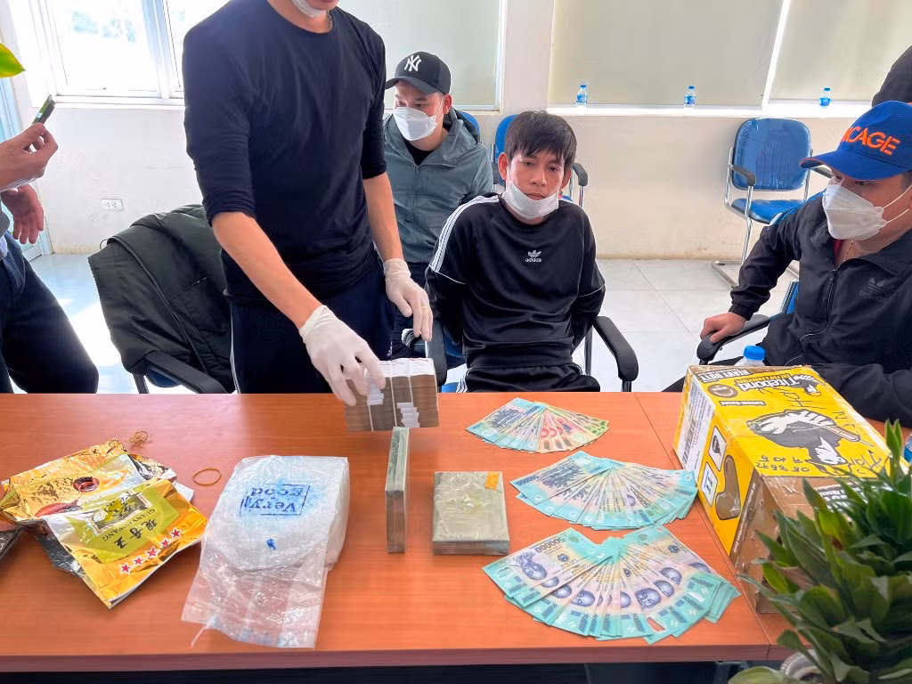 Van chuyen luong ma tuy ‘khung’ khi dang tam dinh chi chap hanh phat tu-Hinh-3