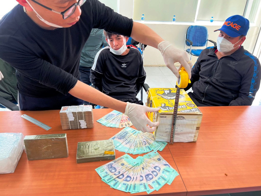 Van chuyen luong ma tuy ‘khung’ khi dang tam dinh chi chap hanh phat tu-Hinh-2